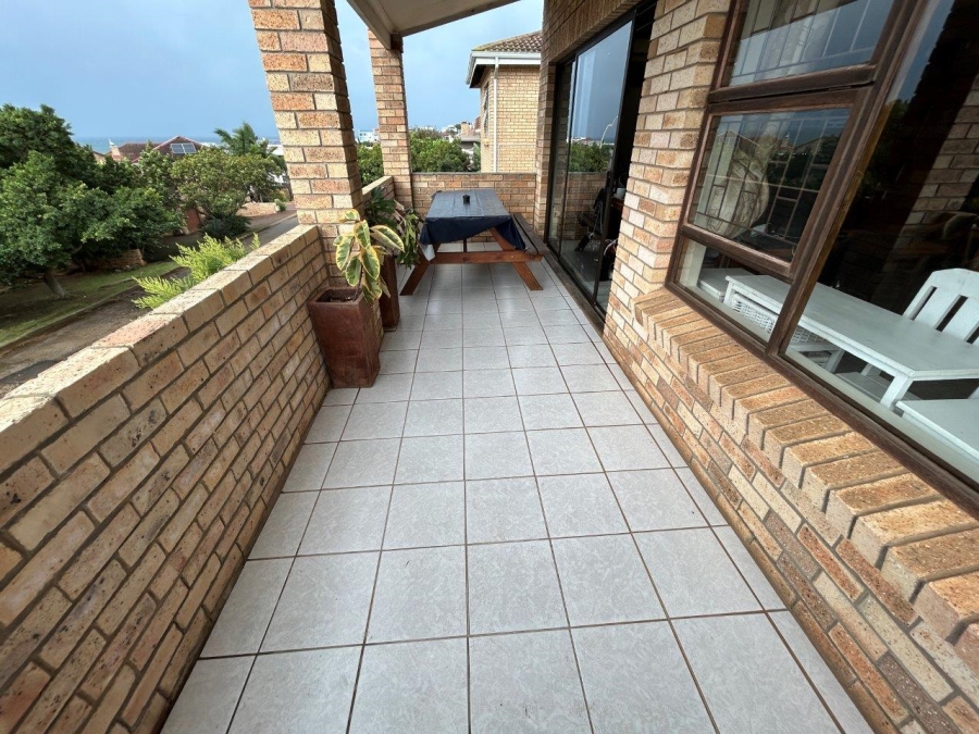 6 Bedroom Property for Sale in Wavecrest Eastern Cape